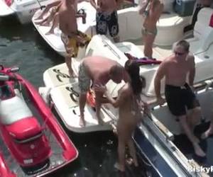 beruset piger gå seksuelt løs på en båd part