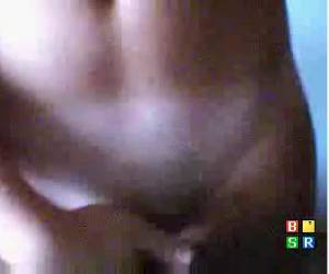 onlar kendilerini webcam soyunmaya teslim olmaya ikna izin.