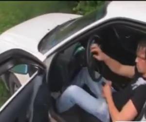 dans la voiture, il a laissé sa pipe bite raide d’adolescente, puis il sa chatte humide chauve dans la baise voiture.