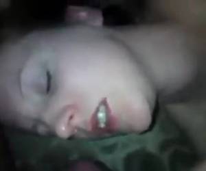 Una ola de semen para sus ojos Mientras él empuja películas su curva dick en su boca mientras la chica masturbarse whiteh un vibrador, luego tira en el whiteh de polla tiesa su polla la cabeza en su boca y rocíe su whiteh ojos una oleada de semen cerca.