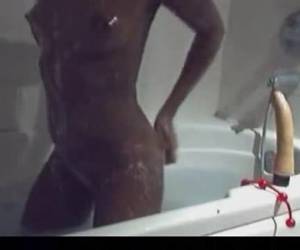sexy schwarze webcammädchen im bad
