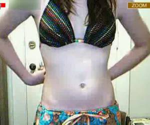 é uma tendência para adolescentes nuas posando para a webcam. não é totalmente inofensivo, mas que mantém as garotas a não ser para posar nu.
