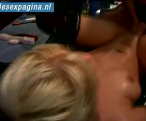 whiteh su culo caliente para arriba y completamente abierto a ser tirada por su novia whiteh un consolador enorme strapon anal follada.