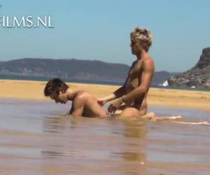 jeune minet couple a le sexe sur la plage déserte