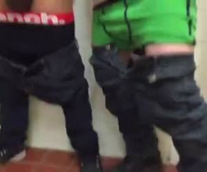 fappen junto en el baño de los hombres en un gay trío, en que palabra jodida bareback anal. amateur, junto fappen en baño de hombres