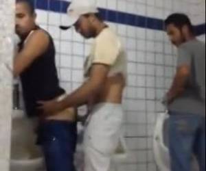 joven gay mira descaradamente polla del otro en los urinarios. están whiteh un pene rígido en el orinal. un condón es va a ser y agacharse. secretamente, a tope follando en el baño. aficionado, whiteh un pene rígido para el orinal