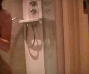Una grande masturbazione cornea scena super sexy norvegese rossa sotto la doccia. whiteh la testa della doccia sul suo clit è pronta.