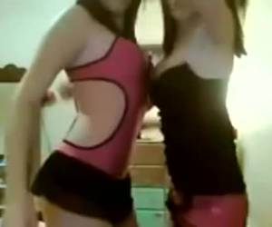 deux filles excitées derrière la webcam