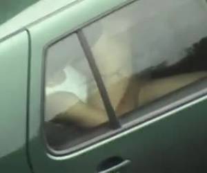 горячего пара занимается сексом на заднем сиденье автомобиля. Она поднимается на него сверху, и они ебут в автомобиле.