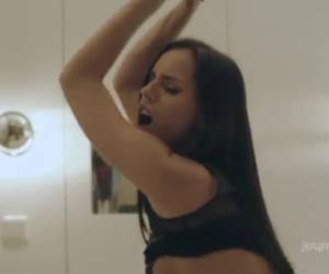 danadinha sensual boa de cama, linda mulher com fogo no rabo dando uma fodida bem caprichada com seu marido, essa safadinha realiza sua fantasia sexual de ficar