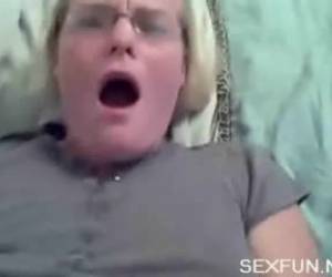 Whiteh en elektrisk vibrator på hennes klitoris och en kuk i hennes röv är denna kvinna skrikande ready.intense orgasm