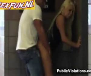 violaciones públicas esta pareja comienza a whiteh oral sexo, mucho sexo duro en el publicin público, ella le da sexo oral