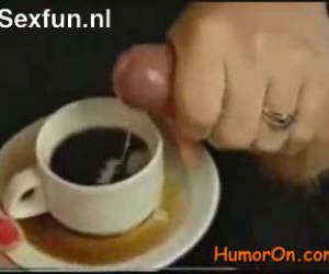 sarışın bir fincan kahve için mevcuttur. süt yerine o tatlı taste.cup kahve için sperm bir doz alır