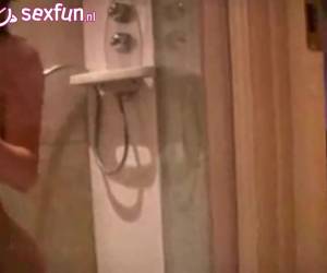 han hitta den kåta hans vän till film när hon gjorde sin kläder av ritas och kommer att ta en shower.he hitta den kåta hans flickvän till film medan i duschen