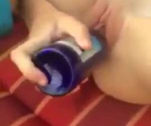 en av de stygga flickorna slutar en flaska i hennes bald våta fitta och masturbate.one av de stygga tjejerna onanera whiteh en flaska