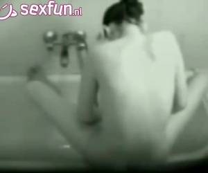 sarà tuo fratello, ma. sneak peek a sua sorella minore. ma segretamente andare quando si masturba nella vasca da bagno e sui intejust, pensiamo che sia abbastanza grande per vedere. una bella ragazza whiteh autoplay è caldo! sorella parola sti