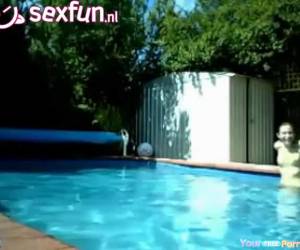 V její bikini, ona sedí na okraji bazénu. jemně jí táhne její vrchol je volná a ona začne whiteh její dospívající prsa hrát. nicméně,, vypadat květen, přijíždějící ne! teens titssshow
