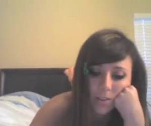 esta joven puta tiene en el su significado detrás de la leva. ella se sienta en su pequeña charla acogedor de tanga.