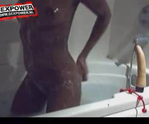ebony gadis masturbasi di bath pada webcam