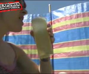 duas meninas bizarro fazem, chupar pênis, escravidão. isso quer dizer, um deles é completamente nua em um copo, mijando na outra pessoa para beber.