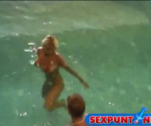 amatoriale olandese vuole dire al suo istruttore di nuoto presso il bordo della piscina, godendo tutto ciò che egli doings!