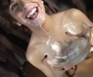 bukkake cum püskürtülür onun ağzına bir miktar sperm milf alır. bukkake milf cum