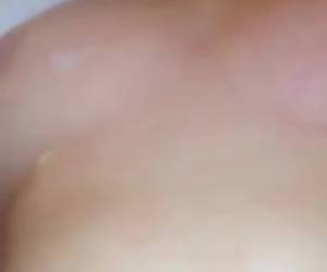 kiiltävä cum hän nauttii hänen gangbang