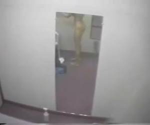 segretamente andare nello spogliatoio. mentre la ragazza coperta film sporco sneak in camerino. non ci importa, perché allora possiamo essere belli da guardare. le riprese nello spogliatoio