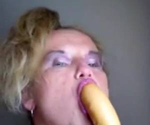 kinky granny puede ser un truco soy whiteh un consolador. como un verdadero circusartieste traga ellos esa gran polla falsa profundidad. soy abuelita puede ser un truco soy whiteh un consolador