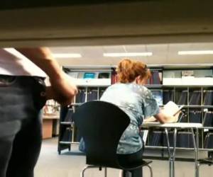 voyeur schreitet in der öffentlichen bibliothek