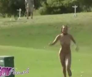 estes jogadores de golfe são estranhas para olhar quando de repente uma mulher nua no campo de golfe em execução. mulher nua no golfe