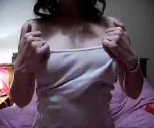 puntiagudos pezones asomando a través de su camisa. ella tiene los pezones hacen mojados y los pezones son difíciles. niza webcam tetas