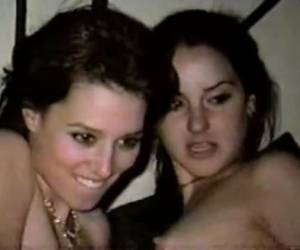 два роговой студенток иметь секс на вечеринке. Две лесбиянки студентов друг на друга является обнаженных тел, лаская их на камеру захвата.