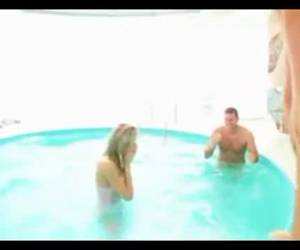 durante el deepthroatoaten es esta estrella porno en el agua. afortunadamente, ella hizo su mandíbula no para cerca del hotel. bwalkinger en la piscina