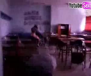 En un colegio de Chile hacen una gran pillada al profesor follando con su alumna cuan-do todos los estudiantes están en el descanso y no hay nadie en la clase, sentado en una silla y ella encima en cabalgada .