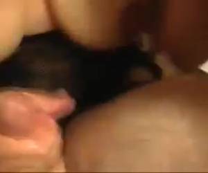 El beso negro es una buena manera de estimular el culo para que luego te metan el cinturón polla, y qué pezones tan perfectostiene la tia ¡¡Dios Mio!!