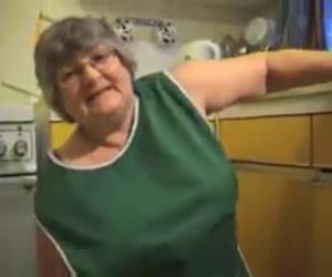 Las recetas de la abuela Una encantadora y cachonda abuela nos muestra el secreto de sus guisos. Prepara delicadamente las verduras y después se las pasa por su coño para que le den a la comida ese sabor tan especial que siempre nos preguntamos a que seria debido.