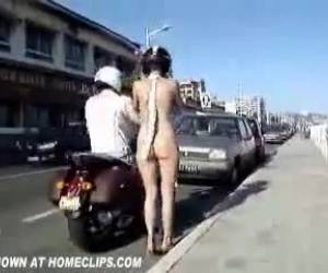 Una exhibicionista muy descarada mostrándose desnuda en una moto mientras recorre la ciudad. Y, como decía la canción, cuanto más acelera mas calentita se pone.