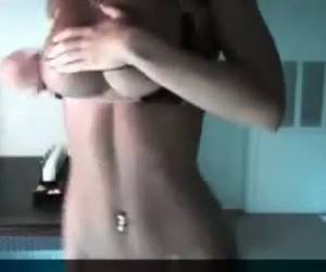 Striptease Sexy de Briana ante la Webcam
