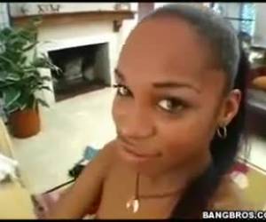 Cabalgada interracial de lujo Esa negra tiene candelaaaa
(como la canción de Celia Cruz) Que coleta tan bonita tiene y qué bien se folla en el sofá, cabalgada descomunal de la negrita que sabe hacerlo muy bien cuando se trata se saltar encima de esa polla grande del tio, tan blan